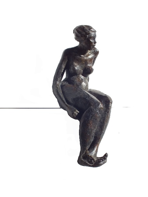 " femme assise sur le muret" bronze patiné 36 x 16