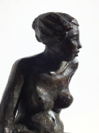 Femme assise sur le muret, bronze patiné 36x16 (détail)