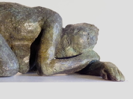 femme à genou bras tendus, bronze patiné 25x15 (détail)