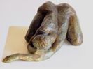 femme à genou bras tendus, bronze patiné 25x15